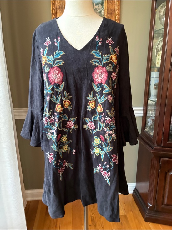 Umgee Dresses & Skirts - Umgee Black Embroidered Floral V-Neck Sueded Fabric Dress Size Small